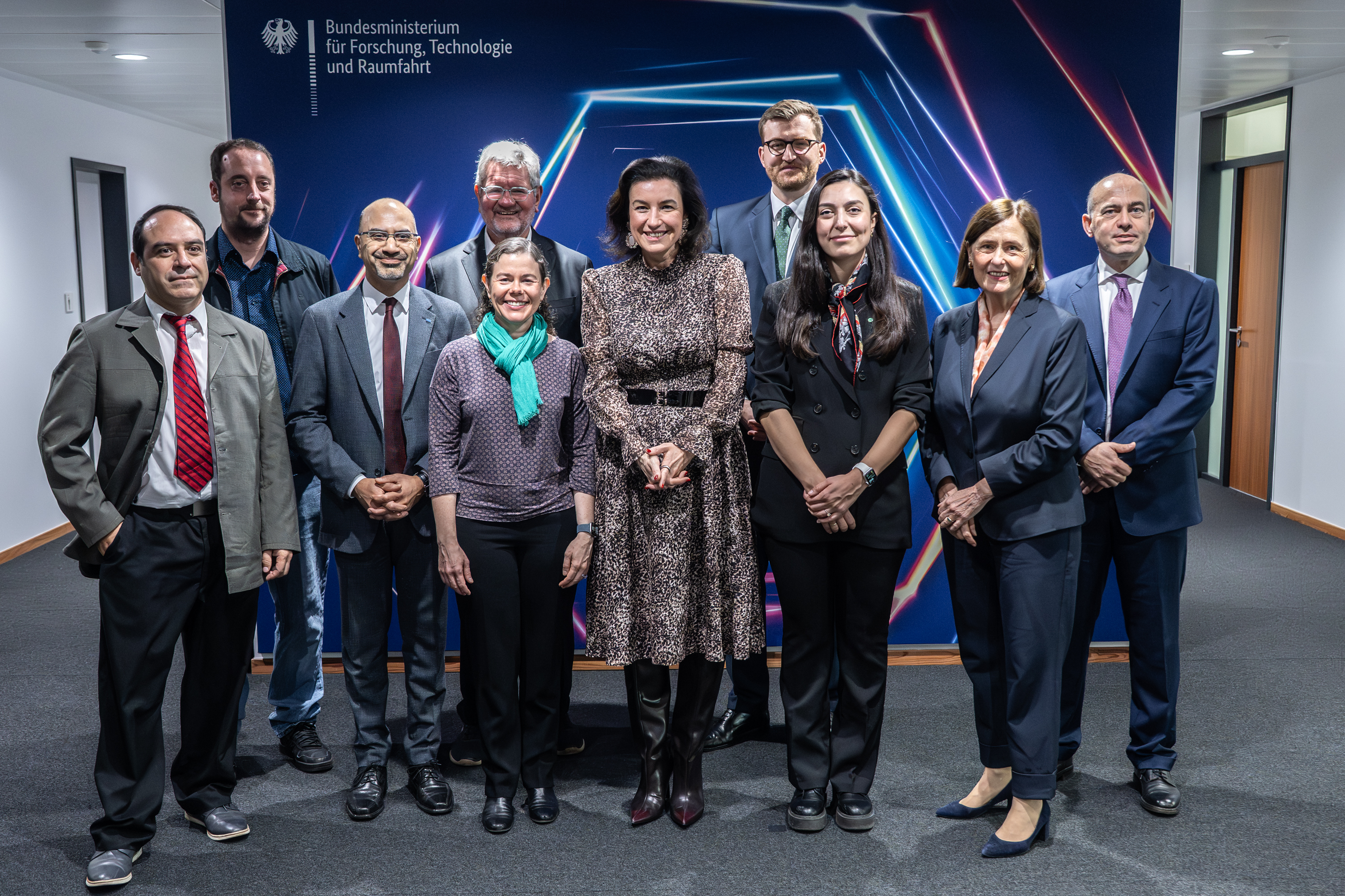 Picture of a group of researchers with minister Dorothee Bär in the middle