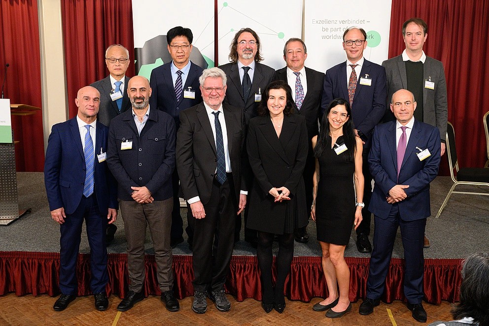 Gruppenbild: Bundesforschungsministerin Dorothee Bär und Stiftungspräsident Robert Schlögl mit den 10 Preisträger*innen im 1.000-Köpfe-Plus-Programm