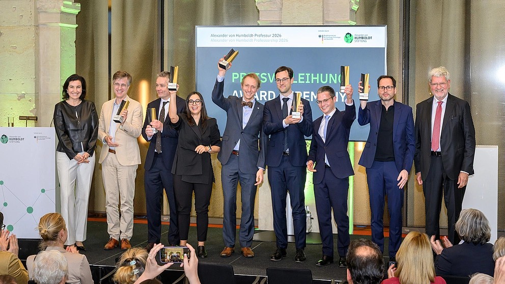 Awardees with Federal Research Minister Dorothee Bär and Humboldt Foundation President Robert Schlögl on a podium